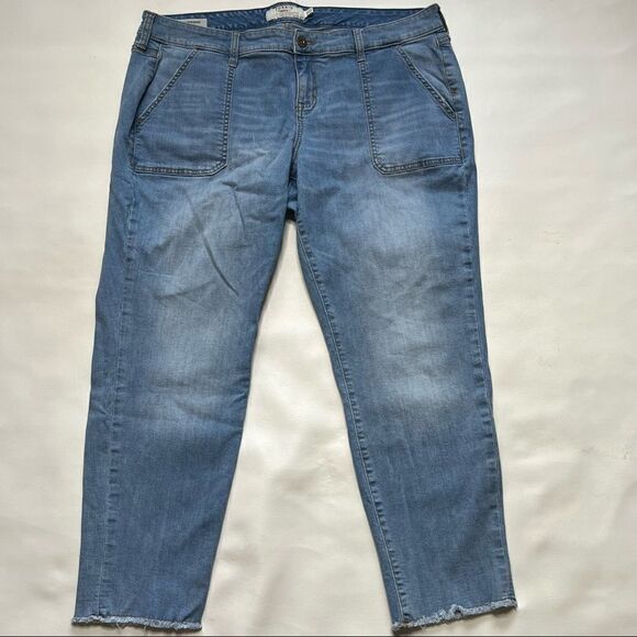 Torrid | Raw Hem Boyfriend Crop Denim Jeans - Picture 1 of 6